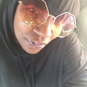 Meet your Posher, Elaine